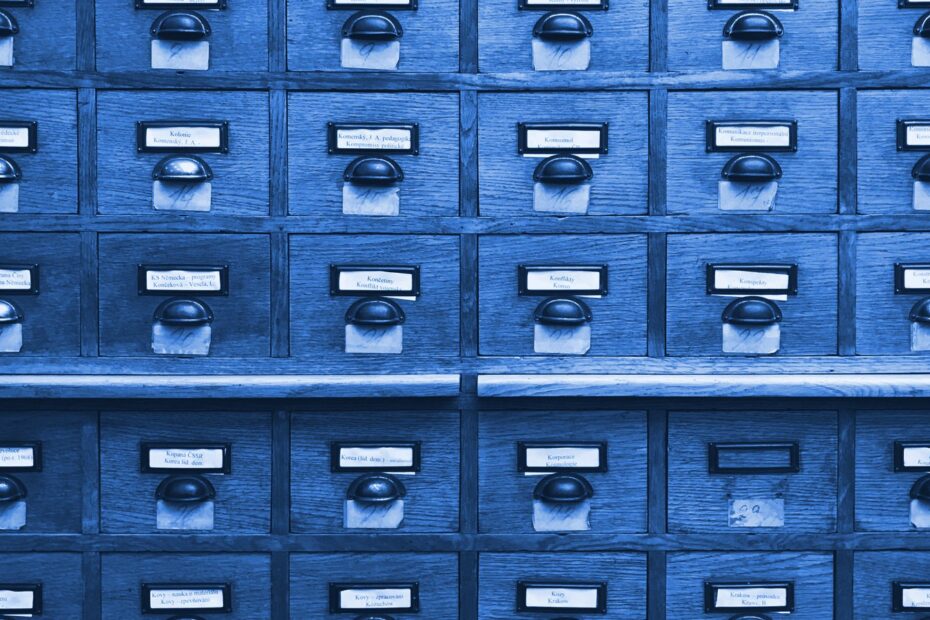 Un meuble à fiches de bibliothèque vu de face, ses tiroirs de bois alignés et étiquetés un par un.